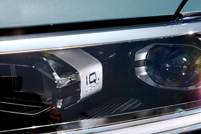 標配IQ.Light智慧燈組，330 TSI R-Line Performance車型更升級LED Matrix矩陣式頭燈。