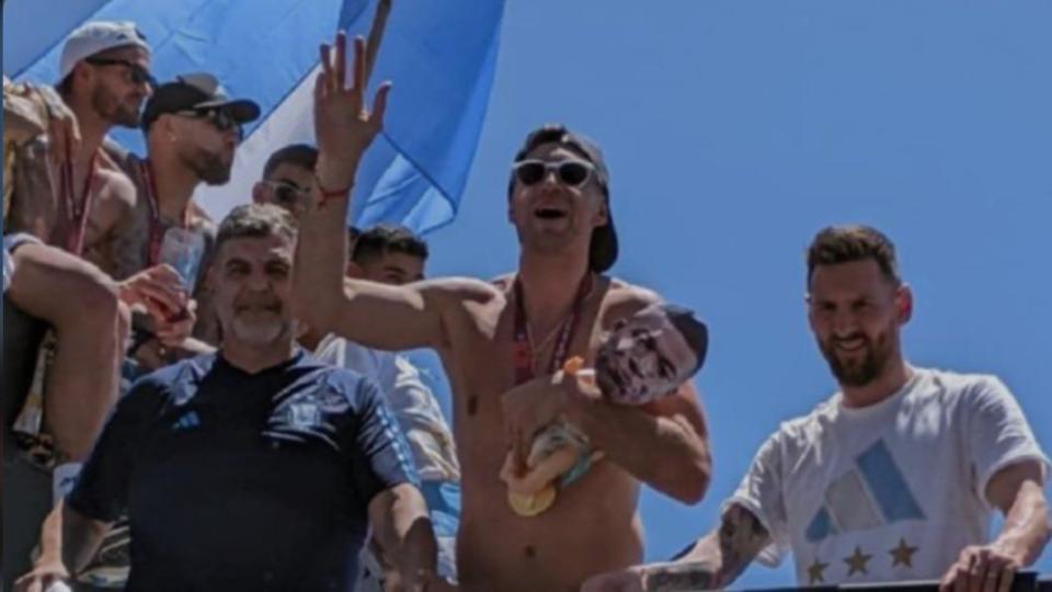 阿根廷門將馬丁尼茲抱著「臭臉姆巴佩」遊行。（圖／翻攝自 Twitter）
