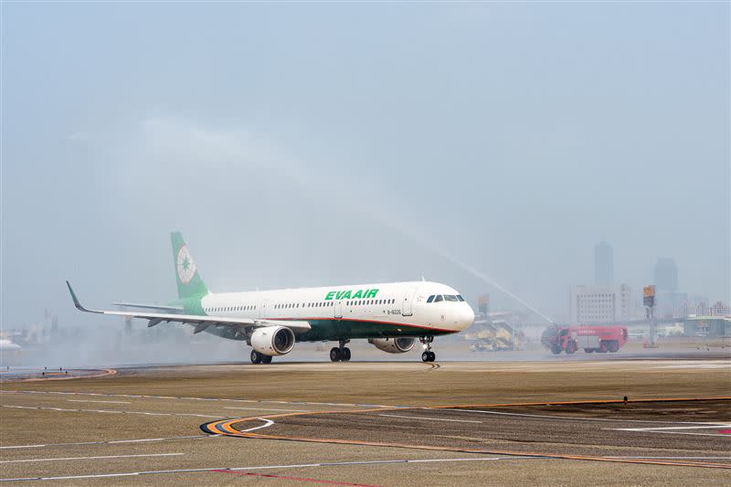 高雄國際航空站安排灑水儀式，慶祝長榮航空高雄-香港航線正式啟航。（圖／長榮航空）