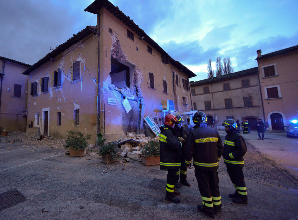 Firfighters inspect the damages in Visso