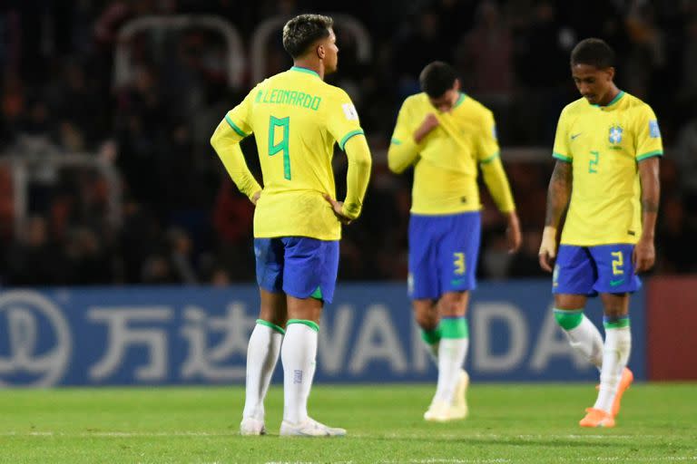 Los jugadores de Brasil se lamentan tras la derrota ante Italia, en el comienzo del Mundial Sub 20: fue 3 a 2 en Mendoza