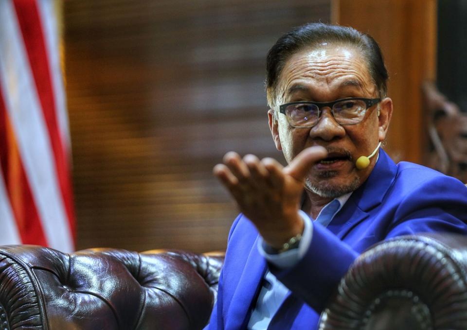 Opposition Leader Datuk Seri Anwar Ibrahim cited a recent study by the Higher Education Ministry that showed more graduates earning between RM1,100 and RM1,500 than at any time in the last 10 years. ― Picture by Ahmad Zamzahuri