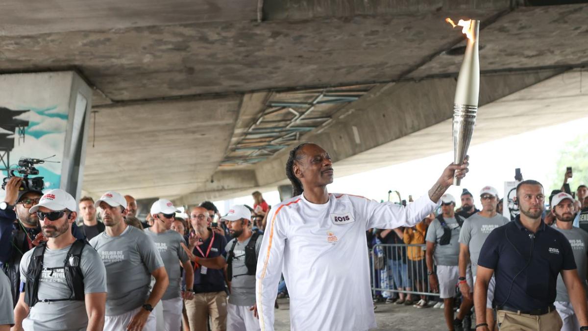 Snoop Dogg Carries Olympic Torch In Paris Yahoo Sport