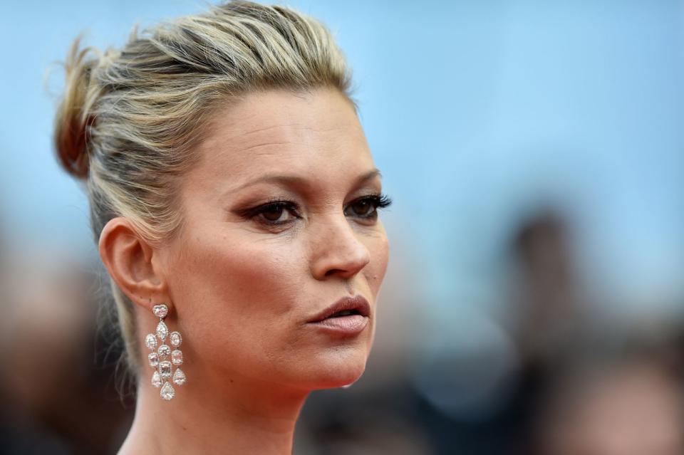 <p>Zur Erinnerung: So sieht Kate Moss tatsächlich aus. Hat schon mehr von einem Supermodel als die Goldstatue, oder? (Bild: Getty Images)</p>