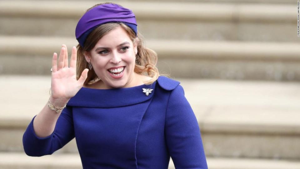 La princesa Beatriz llega a la boda de la princesa Eugenia el 12 de octubre de 2018. (Steve Parsons/Pool vía Reuters)