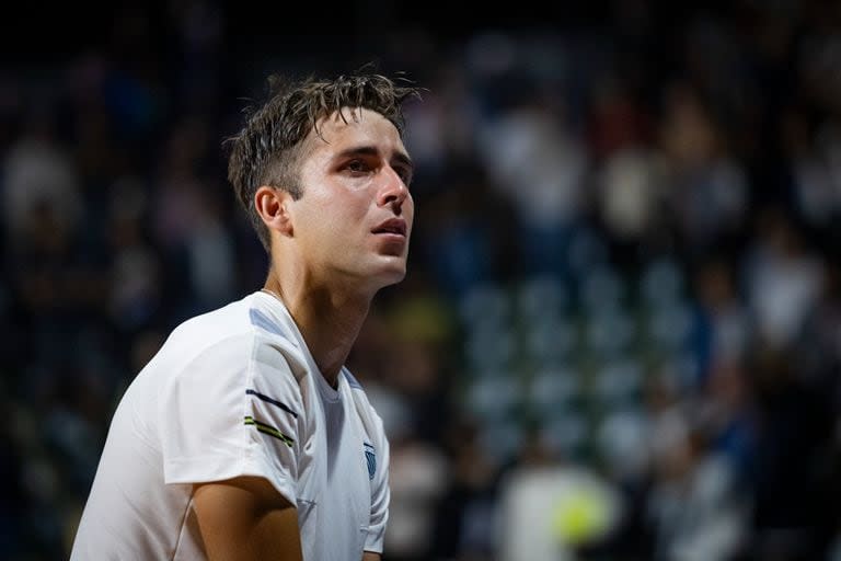 Las lágrimas asoman en los ojos de Tomás Etcheverry, tras la decisión de abandonar en su partido ante Nicolás Jarry, en los cuartos de final del Argentina Open: sufrió un desgarro