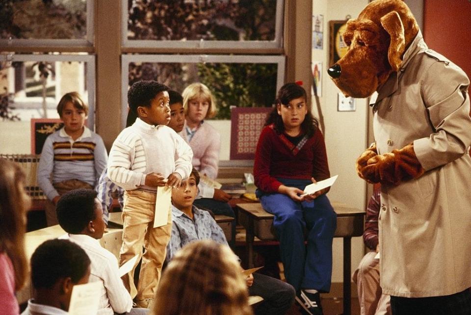 Scruff McGruff the crime dog making an appearance on the sitcom Webster