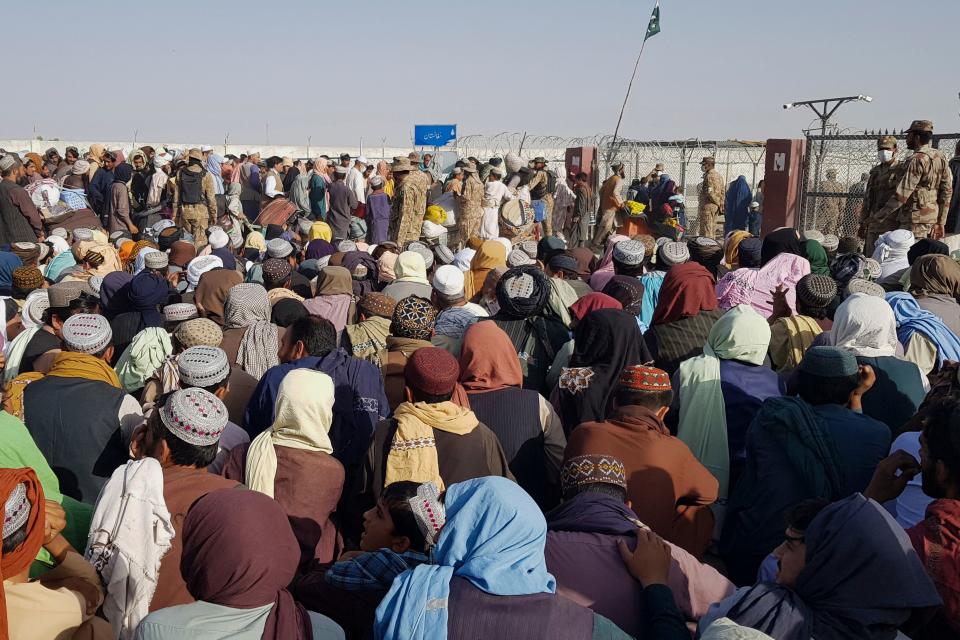 Caos en la frontera entre Afganistán y Pakistán. (Photo by STRINGER/AFP via Getty Images)