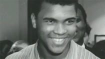 <p>Le légendaire boxeur Mohamed Ali est mort samedi 4 juin, à l’âge de 74 ans. Légende de la boxe, personnage emblématique des luttes raciales, il a succombé à la maladie de Parkinson, après plus de 30 ans de combat. De son vrai nom Cassius Clay, il avait changé de patronyme car celui-ci était un nom d��esclave, disait-il.</p>