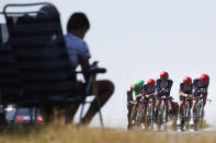 <p>Die Radsport-Mannschaft „UAE Team Emirates“ mit dem Norweger Alexander Kristoff im grünen Trikot fährt an einigen Zuschauern am Rande der Tour de France vorbei. Das Team befindet sich auf der 35,5 Kilometer langen Etappe. Start und Ziel der dritten Etappe befindet sich im französischen Cholet. (Bild: AP Photo/Christophe Ena) </p>