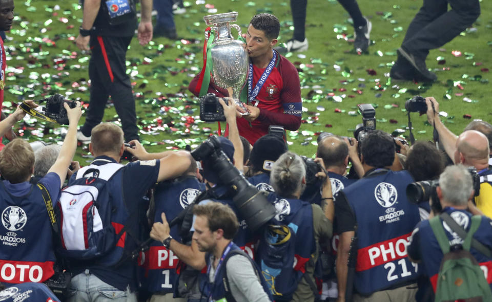 ARCHIVO - En esta foto del domingo 10 de julio de 2016, Cristiano Ronaldo muestra el trofeo tras la consagración de Portugal como campeón de la Eurocopa al vencer a Francia en la final, en el Stade de France en Saint-Denis. (AP Foto/Thibault Camus, archivo)