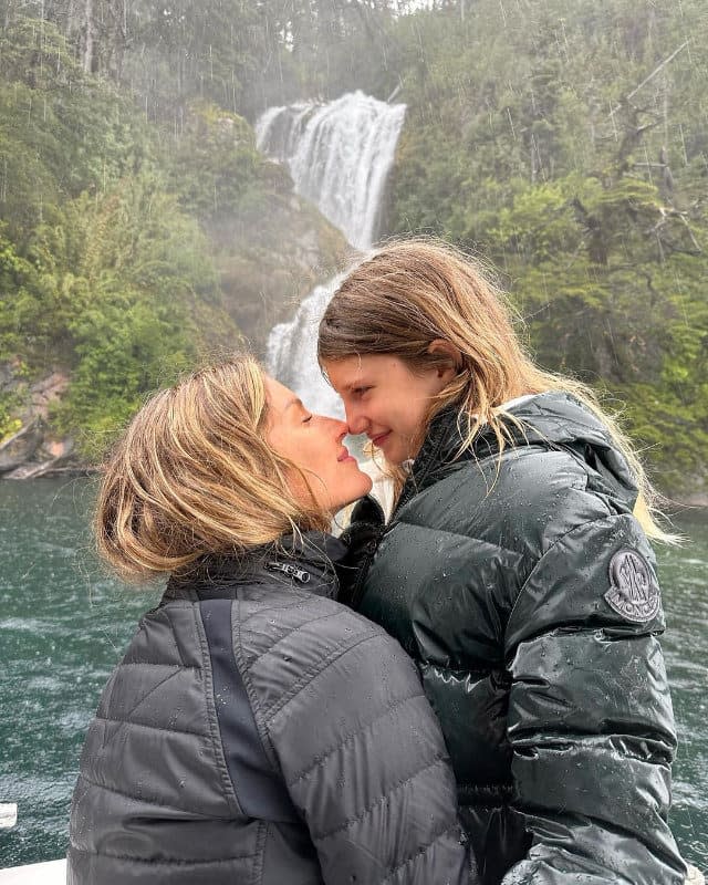 Gisele Bündchen con su hija celebrando su 43 cumple