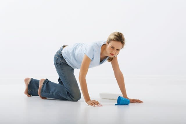 A59X7N Woman Cleaning Floor