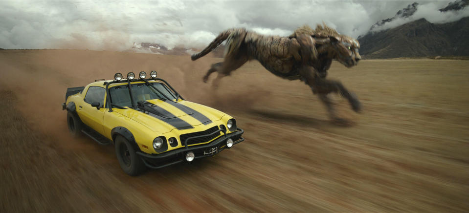 En esta imagen proporcionada por Paramount Pictures Bumblebee, izquierda, y Cheetor en una escena de "Transformers: Rise of the Beasts". (Paramount vía AP)