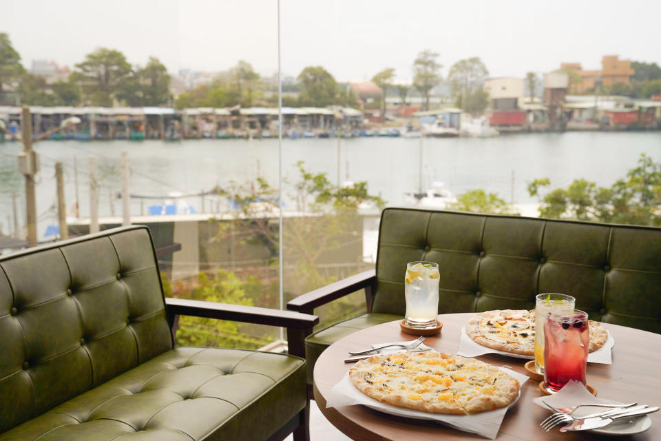 在可以看到安平漁港美景的窗邊，品嚐館內提供的特色餐點。