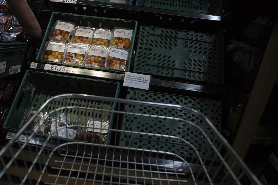 Archivo - Paquetes de tomates en un supermercado en Londres, el martes 28 de febrero de 2023, junto a un letrero que advierte que hay escasez debido al mal tiempo en el lugar donde se cultivan. Durante las últimas dos semanas la gente en Reino Unido ha tenido que racionar las verduras básicas para sus ensaladas debido a la escasez de hortalizas frescas. (AP Foto/Alastair Grant, Archivo)