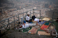 <p>Muslimische Pilger übernachten auf dem Berg Jabal-al-Nour in Mekka. An jenem Ort soll Mohammed die ersten Worte des Koran vom Erzengel Gabriel vernommen haben. (Bild: REUTERS/Suhaib Salem) </p>