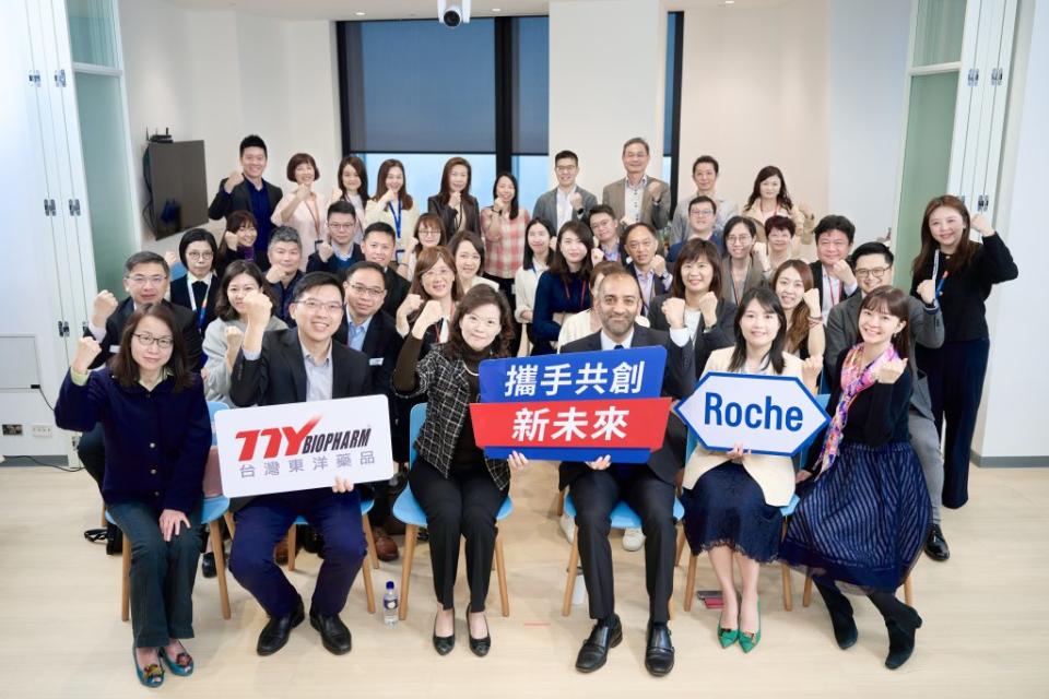 羅氏、台灣東洋員工開心合影，一起為未來台灣癌症醫療產業添力。羅氏大藥廠提供