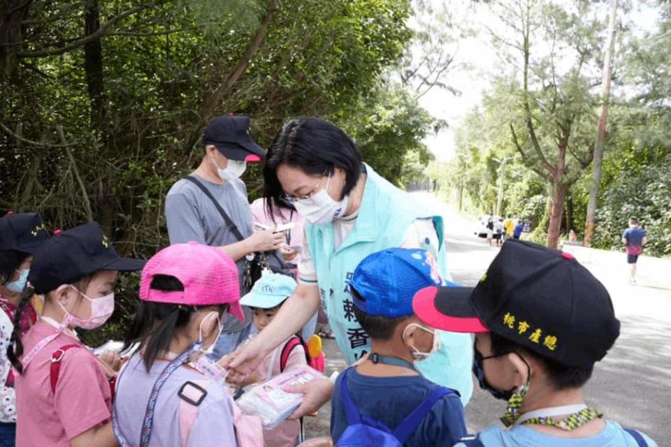 民眾黨桃園市長候選人賴香伶與小朋友互動。