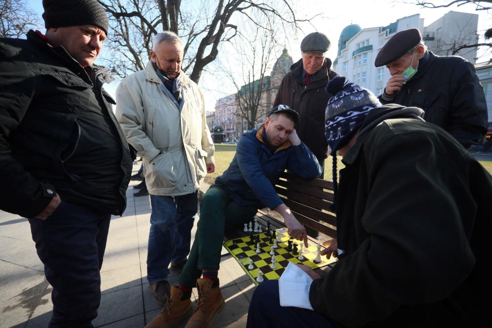 <p>El ajedrez forma parte de sus vidas y no piensan renunciar a él. “Me temo que esto puede continuar unos meses, tal vez más, no sé”, dice Volokitin. “Esta es la nueva realidad para todas las personas en Ucrania”. (Foto: Aleksey Filippov / AFP/ Getty Images).</p> 