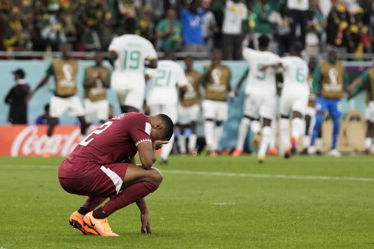 Qatar cayó 3-1 con Senegal por la segunda fecha del Grupo A y se convirtió en el peor anfitrión de la historia de los Mundiales