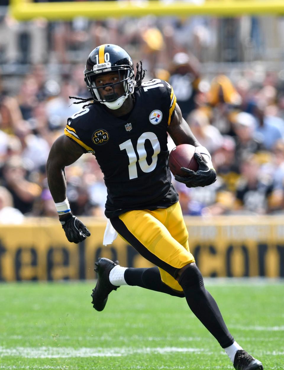 Sep 17, 2017: Pittsburgh Steelers wide receiver Martavis Bryant (10) runs with the ball after catching a pass during the first quarter of a game against the Minnesota Vikings at Heinz Field.