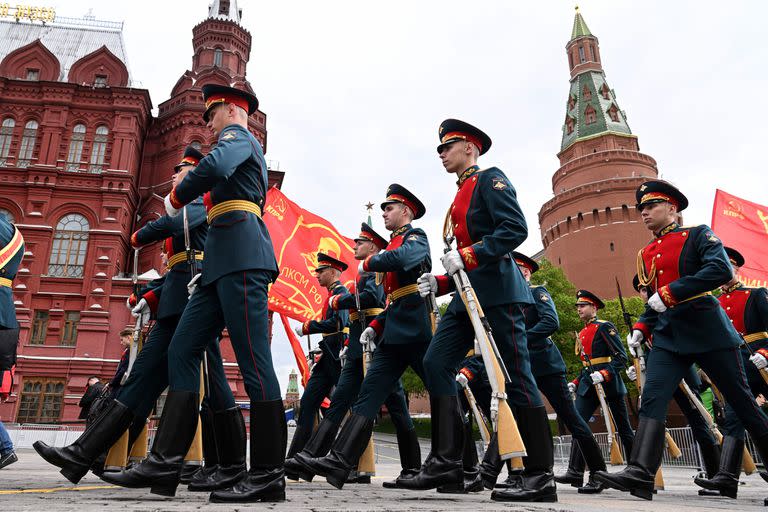 Guardias de honor rusos abandonan la plaza Manezhnaya en el exterior del Kremlin tras la ceremonia de colocación de coronas en la Llama Eterna y la Tumba del Soldado Desconocido en el Jardín de Alejandro en Moscú el 8 de mayo de 2023. 