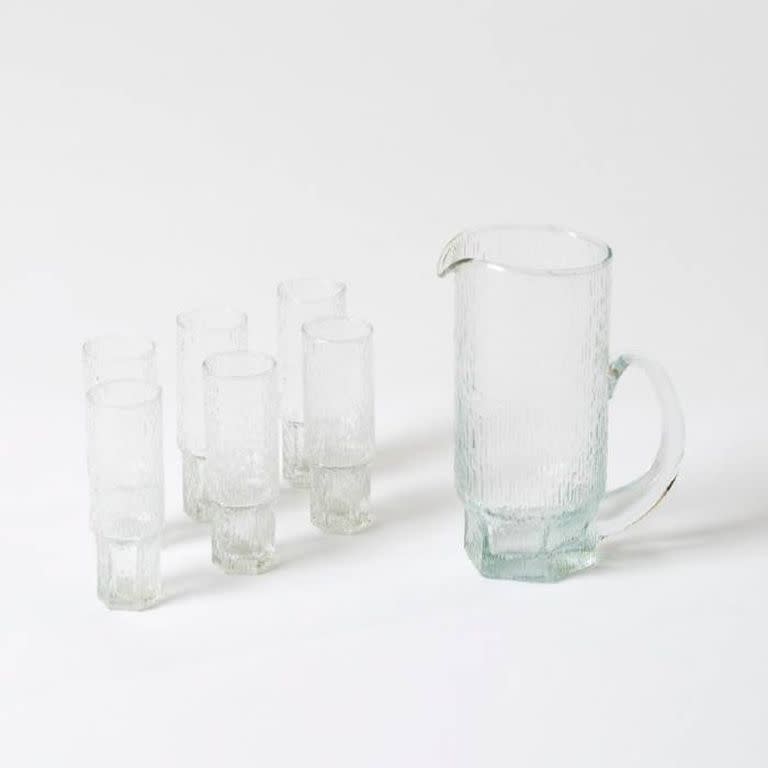 Set de vasos y jarra a la manera de Tapio Wirkkala; manufactura argentina; texturado hechos a mano
