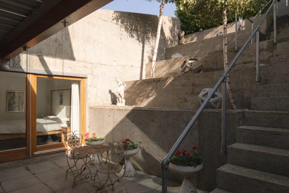 Concrete steps descend from street level to the lower bedrooms (Munday’s)