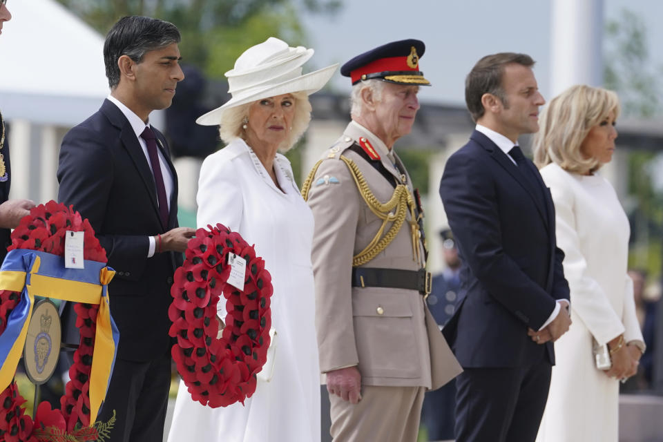 El primer ministro Rishi Sunak, la reina Camilla, el rey Carlos III, el presidente de Francia Emmanuel Macron y Brigitte Macron durante la colocación de una ofrenda floral en el evento conmemorativo nacional del Reino Unido por el 80º aniversario del Día D, celebrado en el Memorial Británico de Normandía en Ver-sur- Mer, Normandía, Francia, jueves 6 de junio de 2024. (Gareth Fuller, Pool Photo vía AP)