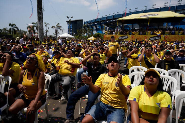 Hinchas de Ecuador reaccionan fuera del Estadio Modelo Alberto Spencer durante el partido ante Senegal por la Copa del Mundo Qatar 2022, en Guayaquil, Ecuador