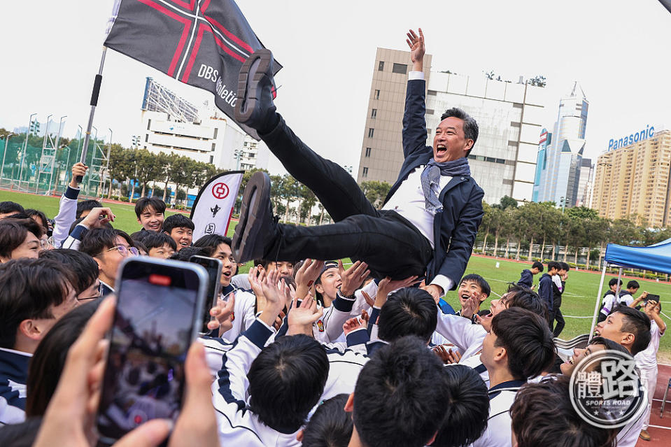 男拔田徑隊員拋起校長鄭基恩慶祝