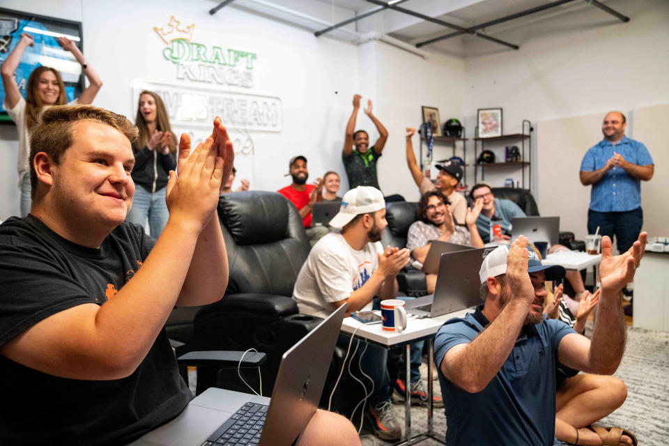 Los empleados celebran el "miércoles de Wordle" en las oficinas de Jomboy Media en Nueva York, el 10 de agosto de 2022. (Desiree Rios/The New York Times)

