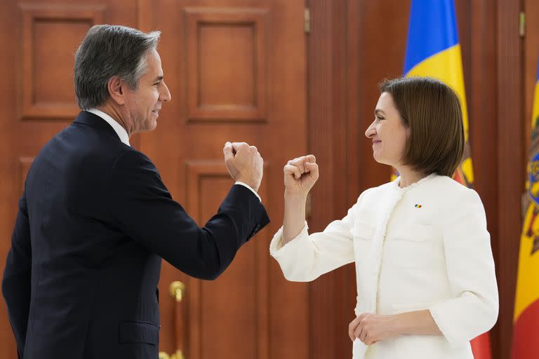 El Secretario de Estado de Estados Unidos, Antony Blinken y la Presidenta de Moldavia, Maia Sandu, se saludan al llegar a una conferencia de prensa conjunta tras sus conversaciones en Chisinau, Moldavia, el domingo 6 de marzo de 2022. 