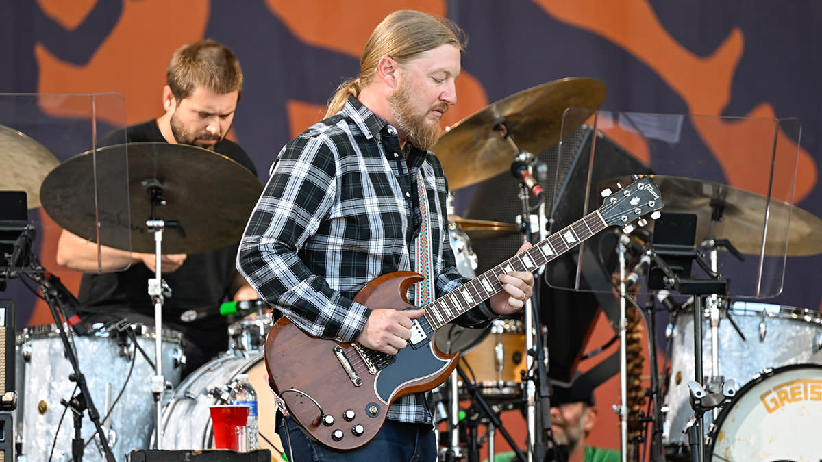  Derek Trucks performing live 