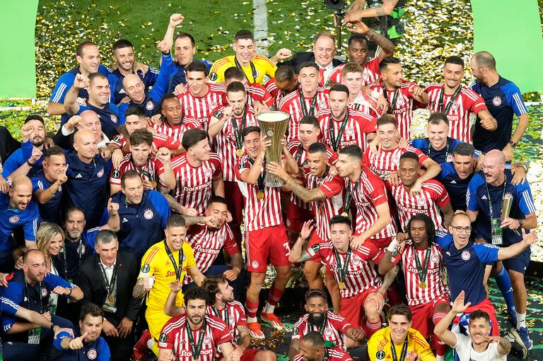 Santiago Hezze, en el centro, levanta el trofeo de la Conference League durante la consagración de Olympiacos