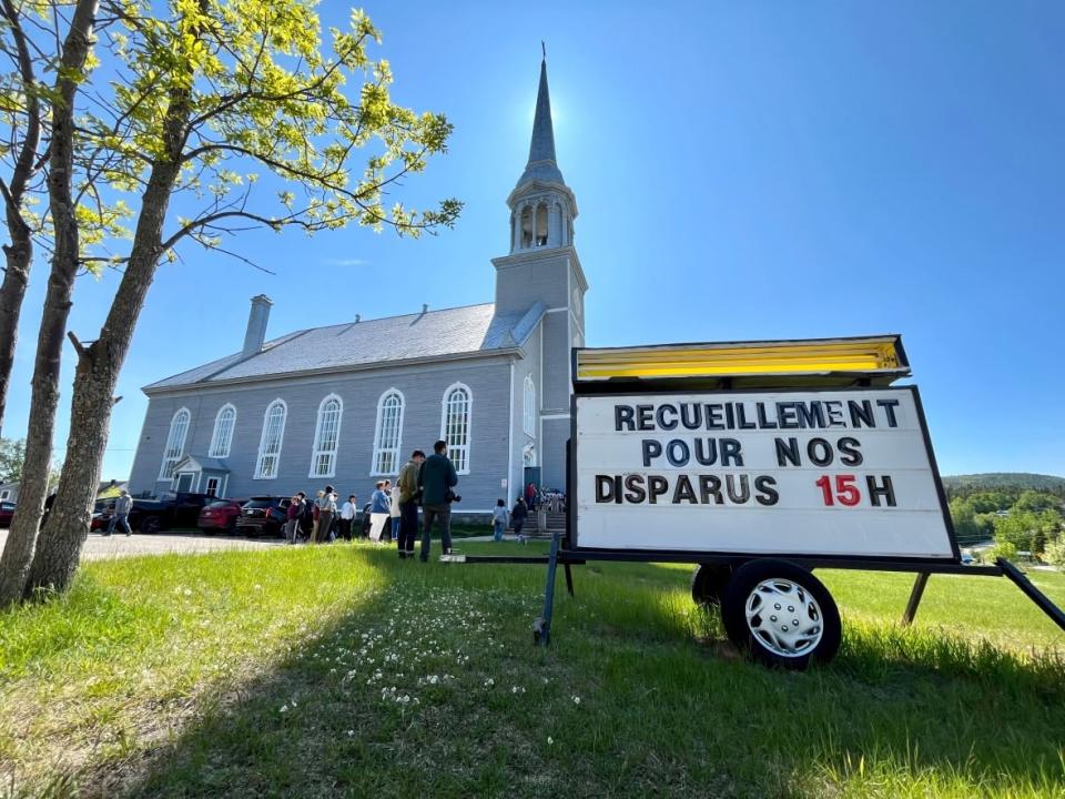 A vigil was held on Sunday afternoon in the village of Les Escoumins, Que., in honour of the four children and one man who died on a fishing trip in Portneuf-sur-Mer. (Benoît Jobin/Radio-Canada - image credit)