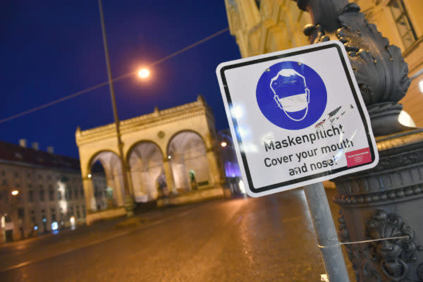 Während der Ausgangssperre ist der Odeonsplatz in München menschenleer.