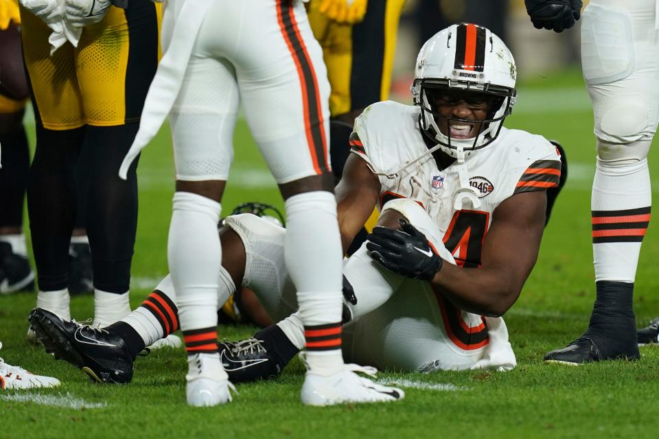 Browns running back Nick Chubb grimaces on the field after a season-ending knee injury at the Pittsburgh Steelers on Sept. 18, 2023.