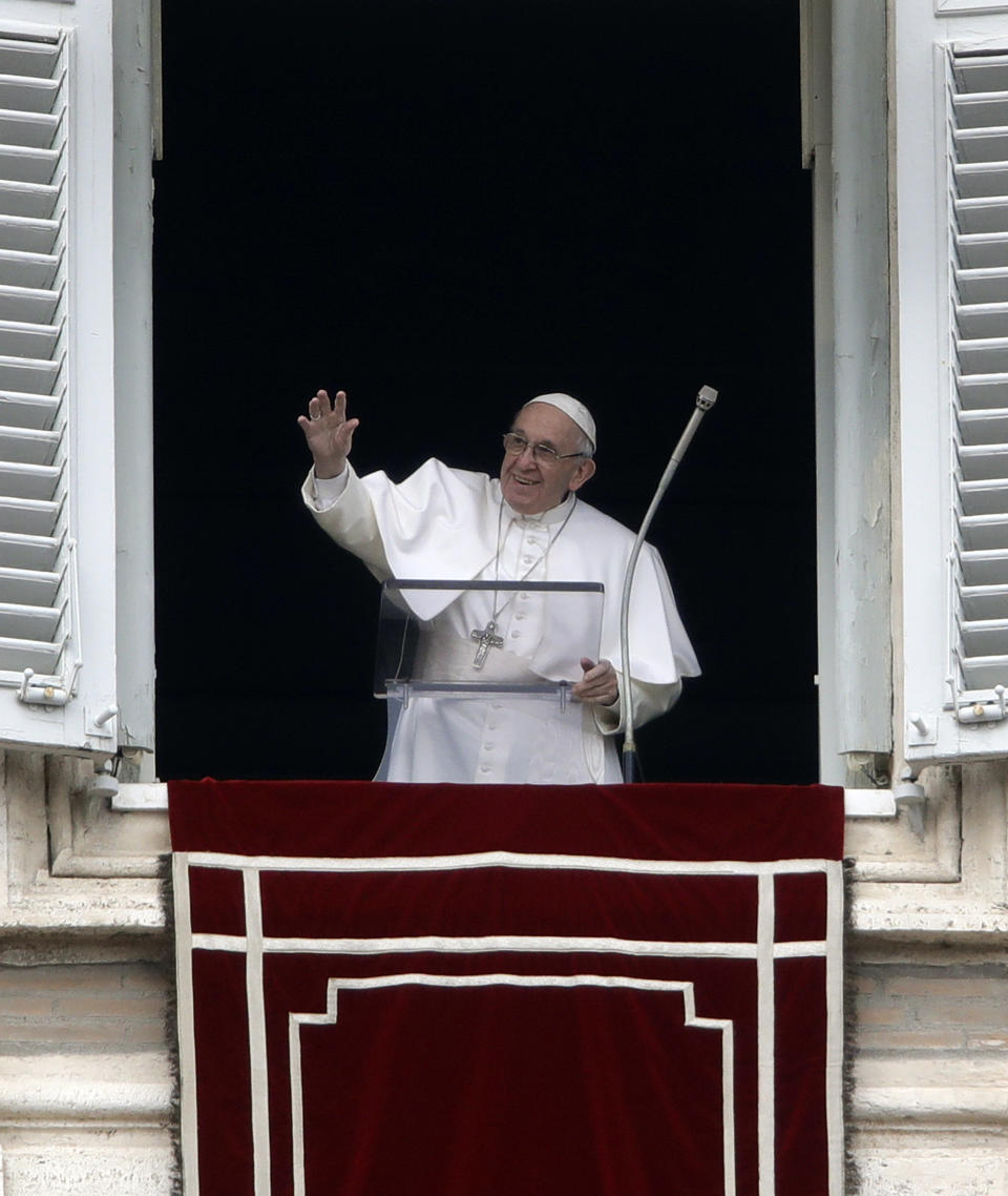 El papa Francisco saluda a la muchedumbre en la Plaza de San Pedro mientras recita el Angelus el domingo, 13 de enero del 2019, en El Vaticano. Una delegación de obispos chilenos se reunió con el papa Francisco un año después de del controversial viaje papal a Chile en el que el pontífice defendió a un obispo local acusado de encubrir a un notorio predador sexual. (AP Foto/Alessandra Tarantino)