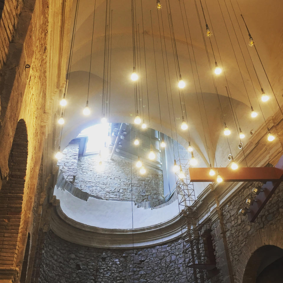 <p>Apenas se conservaba una pequeña iglesia del antiguo convento de Sant Francesc de Sampedor, construido originalmente en el siglo XVIII. El arquitecto catalán David Closes adecuó el lugar y lo convirtió en un auditorio y centro cultural que abrió sus puertas en 2012. (Foto: Instagram / @pelegriarnao). </p>