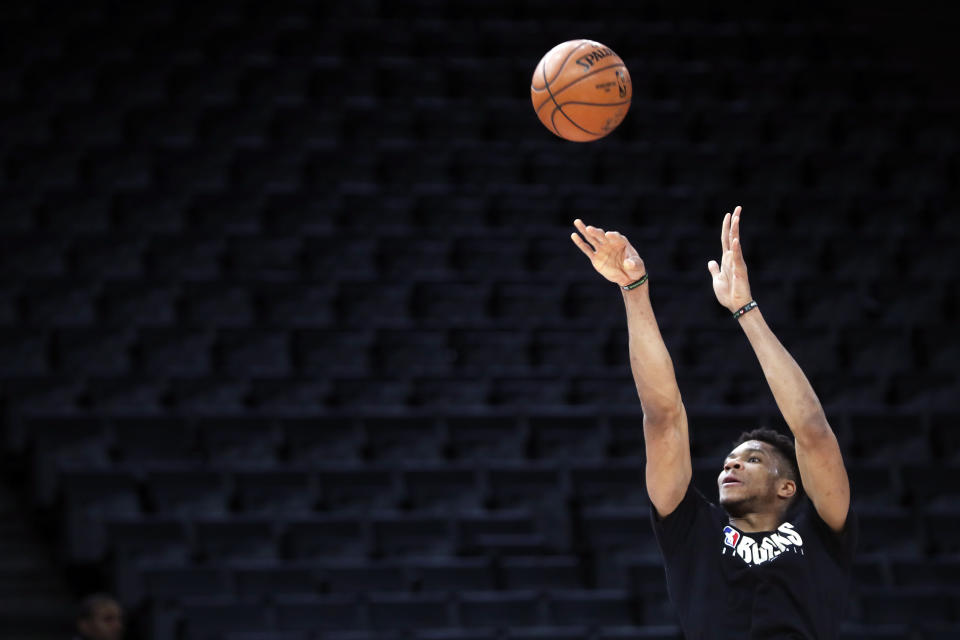 Giannis Antetokounmpo de los Bucks de Milwaukee lanza durante una sesión de entrenamiento previo al juego de la NBA contra los Hornets de Charlotte, en París, el jueves de 23 de enero de 2020. (AP Foto/Thibault Camus)