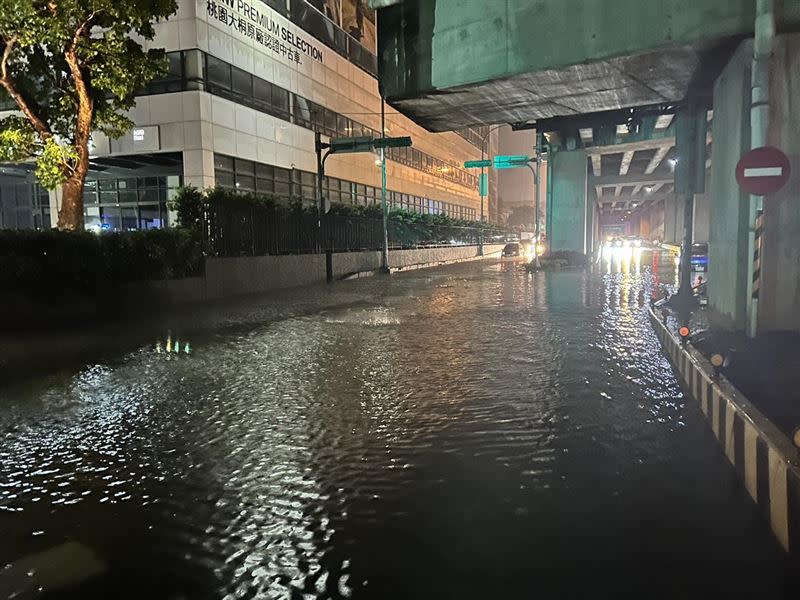 大雨強灌桃園，導致66快速道路底下淹水。（圖／翻攝自我是中壢人 臉書）