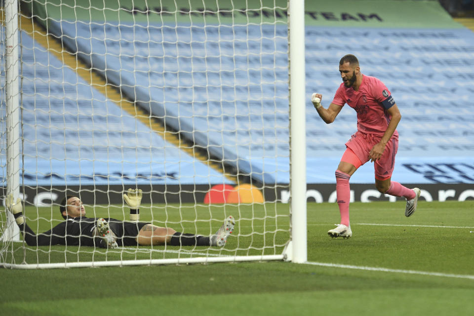 Karim Benzema del Real Madrid tras marcar el gol de su equipo en la derrota 2-1 ante el Manchester City en los octavos de final de la Liga de Campeones, en Manchester, el viernes 7 de agosto de 2020. (Oli Scarff/Pool Foto vía AP)