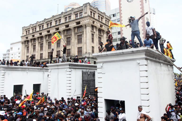 Manifestantes que exigen la renuncia del presidente de Sri Lanka, Gotabaya Rajapaksa, se reúnen dentro del complejo del Palacio Presidencial de Sri Lanka en Colombo el 9 de julio de 2022