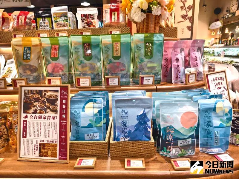 ▲百年老店「和春堂」經過轉型，將中藥食品化後，食用更方便，包裝也年輕化了，在超市及超商都能輕鬆買到。（圖／記者金武鳳攝，2024.4.2)