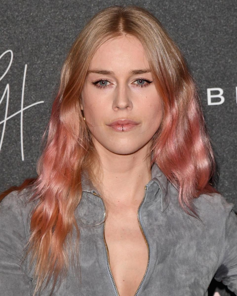 <p>Flowing pastel pink hair looks so romantic.</p>