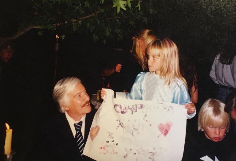 La princesita: Florencia, apenas una niña, con un cartel de feliz cumpleaños sorprende a su papá, Roberto Galán