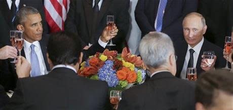 歐巴馬與普京兩人在午餐餐會中舉杯致意（美聯社）