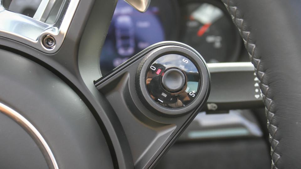 模式選擇也可以透過方向盤右下角的轉盤，切換最適宜的動力模式。 版權所有/汽車視界